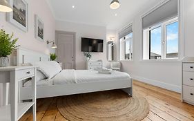 Stunning Townhouse - 7 Bedrooms - Up To 18 Guests